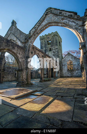 Il guscio vuoto delle rovine chiesa di san Tommaso Becket situato nel borgo di Heptonstall Foto Stock