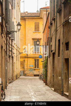 Edifici tradizionali di rivestimento per le strade di Reggio Emilia in Italia settentrionale Foto Stock