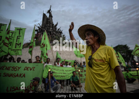 Quezon, Filippine. Il 7 giugno, 2014. Gli agricoltori gridare slogan durante una dimostrazione presso l'EDSA People Power monumento nella città di Quezon, Metro Manila, Filippine, 7 giugno 2014. Gli agricoltori chiedono la distribuzione di almeno 300 mila ettari di territorio sotto il governo globale di riforma agraria Proroga del programma con le riforme (tappeti) che è impostato per scadere il 30 giugno 2014.Foto: Ezra Acayan/NurPhoto © Ezra Acayan/NurPhoto/ZUMAPRESS.com/Alamy Live News Foto Stock