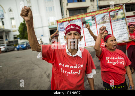 Yangon, Regione di Yangon, Myanmar. Il 7 giugno, 2014. Contadini birmano marzo a Yangon. Circa 100 cittadini birmani che dicono che hanno perso la loro terra per l'esercito birmano, aveva una marcia di protesta nel centro di Yangon sabato. Si tratta di un segno di quanto velocemente il Myanmar è la modifica che le autorità hanno consentito il marzo e altre proteste piace, per procedere senza interferenze. Credit: Jack Kurtz/ZUMAPRESS.com/Alamy Live News Foto Stock