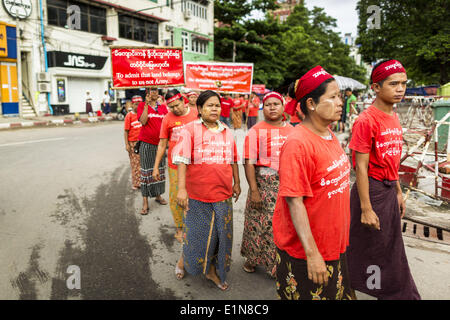 Yangon, Regione di Yangon, Myanmar. Il 7 giugno, 2014. Contadini birmano marzo a Yangon. Circa 100 cittadini birmani che dicono che hanno perso la loro terra per l'esercito birmano, aveva una marcia di protesta nel centro di Yangon sabato. Si tratta di un segno di quanto velocemente il Myanmar è la modifica che le autorità hanno consentito il marzo e altre proteste piace, per procedere senza interferenze. Credit: Jack Kurtz/ZUMAPRESS.com/Alamy Live News Foto Stock