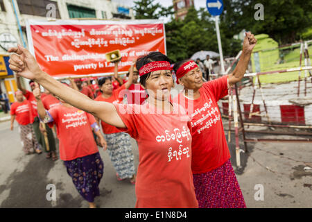 Yangon, Regione di Yangon, Myanmar. Il 7 giugno, 2014. Contadini birmano marzo a Yangon. Circa 100 cittadini birmani che dicono che hanno perso la loro terra per l'esercito birmano, aveva una marcia di protesta nel centro di Yangon sabato. Si tratta di un segno di quanto velocemente il Myanmar è la modifica che le autorità hanno consentito il marzo e altre proteste piace, per procedere senza interferenze. Credit: Jack Kurtz/ZUMAPRESS.com/Alamy Live News Foto Stock