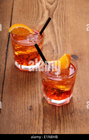 Spritz, due cocktail arancione con cubetti di ghiaccio, vista dall'alto Foto Stock