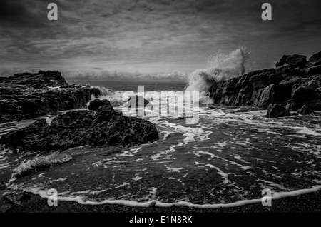 Le onde che scorre sulle rocce a Porthcawl fronte mare nel South Wales UK Foto Stock