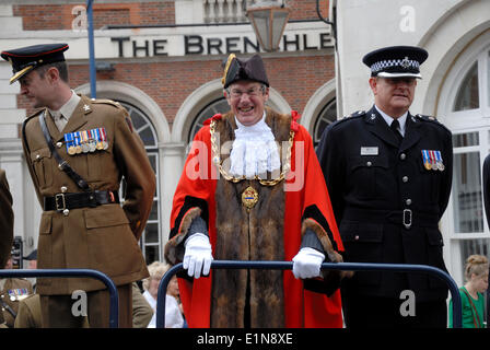 Maidstone Kent, Inghilterra. Civic parata del giorno per onorare la elezione del nuovo sindaco di Maidstone, Assessore Richard spessa. Una parata militare attraverso la città è seguita da un servizio alla Chiesa di Tutti i Santi Foto Stock