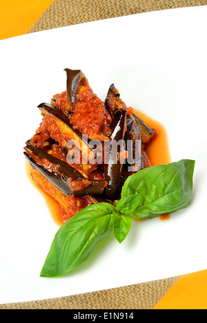 Le melanzane tagliate in strisce, fritti in olio di oliva con aggiunta di pomodoro. Ottimo sugo per la pasta Foto Stock