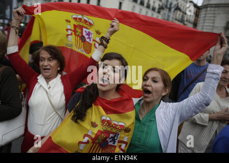 Madrid, Spagna. Il 6 giugno, 2014. I manifestanti gridare slogan, ridere e wave bandiere spagnole durante una manifestazione di protesta a favore della monarchia in Spagna a Madrid. Più di un centinaio di manifestanti si sono riuniti presso la Puerta del Sol in difesa della Monarchia spagnola e la costituzione spagnola dal 1978. Questa dimostrazione è il 'contrappunto' per le proteste di massa che ha raccolto migliaia di repubblicani in tutta la Spagna, appositamente a Madrid e Barcellona, lunedì a indire un referendum sulla monarchia spagnola. Credito: Rodrigo Garcia/NurPhoto/ZUMAPRESS.com/Alamy Live News Foto Stock