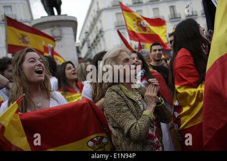 Madrid, Spagna. Il 6 giugno, 2014. I manifestanti gridare slogan, ridere e wave bandiere spagnole durante una manifestazione di protesta a favore della monarchia in Spagna a Madrid. Più di un centinaio di manifestanti si sono riuniti presso la Puerta del Sol in difesa della Monarchia spagnola e la costituzione spagnola dal 1978. Questa dimostrazione è il 'contrappunto' per le proteste di massa che ha raccolto migliaia di repubblicani in tutta la Spagna, appositamente a Madrid e Barcellona, lunedì a indire un referendum sulla monarchia spagnola. Credito: Rodrigo Garcia/NurPhoto/ZUMAPRESS.com/Alamy Live News Foto Stock