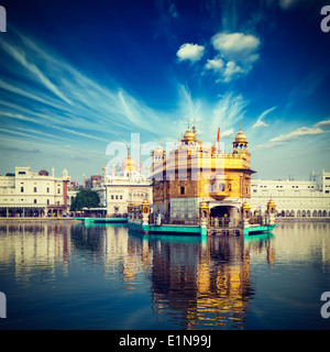 Vintage retrò hipster stile immagine di viaggio del famoso India attrazione Gurdwara Sikh Tempio d'Oro (Harmandir Sahib). Amritsar Foto Stock