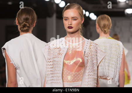 Le collezioni da studenti della scuola di Manchester della tecnica durante il Graduate Fashion Week Foto Stock