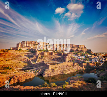 Retro vintage stile hipster immagine del Forte Mehrangarh e Padamsar Talab e Ranisar Talab laghi sul tramonto , Jodhpur, Rajasthan, Foto Stock