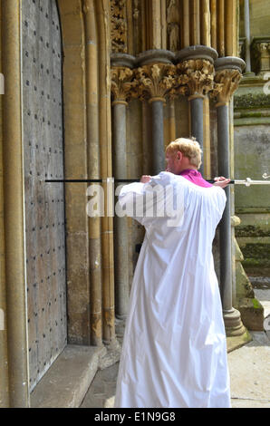 Cattedrale di Wells, Somerset, Regno Unito. 07Th Giugno, 2014. Diritto rev Peter Hancock come la 79th Vescovo segni formalmente l inizio del suo ministero Credit: Robert Timoney/Alamy Live News Foto Stock