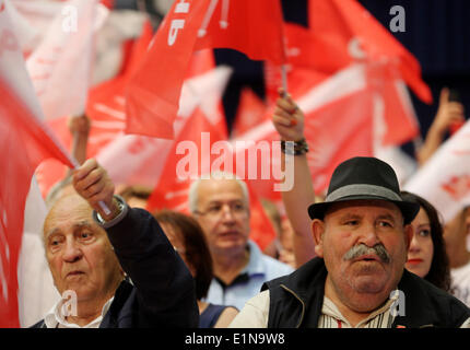 Essen, Germania. 07Th Giugno, 2014. I sostenitori del bagno turco partito di opposizione CHP e partito Kemal Kilicdaroglu celebrare durante il pre-elettorale in caso di Essen, Germania, 07 giugno 2014. Kilicdaroglu vuole introdurre il suo partito di turchi che vivono in Germania. Foto: ROLAND WEIHRAUCH/dpa/Alamy Live News Foto Stock