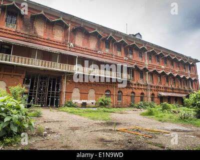 Yangon, Regione di Yangon, Myanmar. Il 7 giugno, 2014. La vecchia sede ferroviaria a Yangon è chiuso. Il complesso è slittato per la riqualificazione di un albergo di lusso. Yangon ha la più alta concentrazione di stile coloniale edifici ancora in piedi in Asia. Sono stati compiuti sforzi per preservare gli edifici ma molti sono in cattive condizioni e non più recuperabili. © Jack Kurtz/ZUMAPRESS.com/Alamy Live News Foto Stock