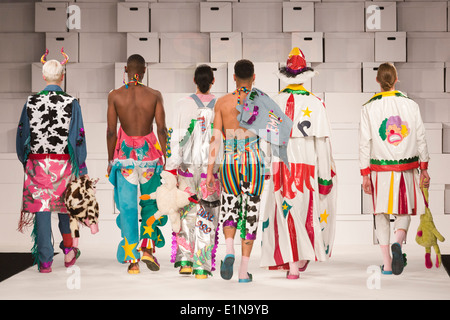 Le collezioni da studenti della scuola di Manchester della tecnica durante il Graduate Fashion Week Foto Stock