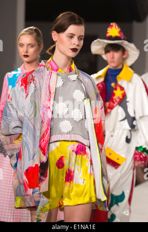 Le collezioni da studenti della scuola di Manchester della tecnica durante il Graduate Fashion Week Foto Stock