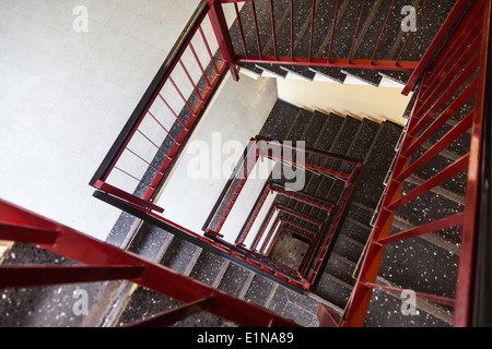 Immagine astratta di una rampa di scale in un edificio per uffici al CERN di Ginevra, Svizzera Foto Stock