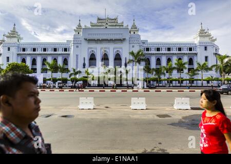 Yangon, Regione di Yangon, Myanmar. Il 7 giugno, 2014. Yangon City Hall è una distesa di epoca coloniale edificio nel centro di Yangon e considerato uno dei meglio conservati edifici coloniali. Yangon ha la più alta concentrazione di stile coloniale edifici ancora in piedi in Asia. Sono stati compiuti sforzi per preservare gli edifici ma molti sono in cattive condizioni e non più recuperabili. © Jack Kurtz/ZUMAPRESS.com/Alamy Live News Foto Stock