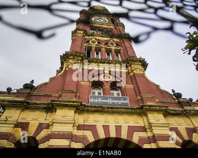 Yangon, Regione di Yangon, Myanmar. Il 7 giugno, 2014. La costruzione dell'Alta Corte di Yangon è stato costruito nel 1914 ed è stato chiamato in precedenza il Parlamento europeo di giustizia. Yangon ha la più alta concentrazione di stile coloniale edifici ancora in piedi in Asia. Sono stati compiuti sforzi per preservare gli edifici ma molti sono in cattive condizioni e non più recuperabili. © Jack Kurtz/ZUMAPRESS.com/Alamy Live News Foto Stock