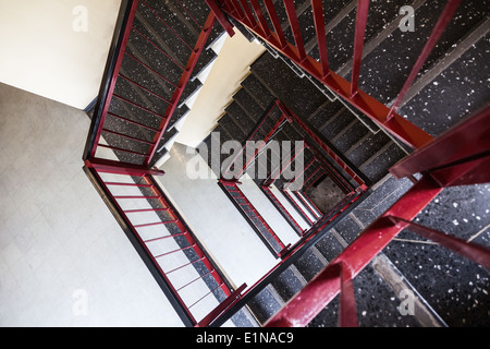 Immagine astratta di un nero e rosso scalone di edificio 30 al CERN di Ginevra, Svizzera Foto Stock