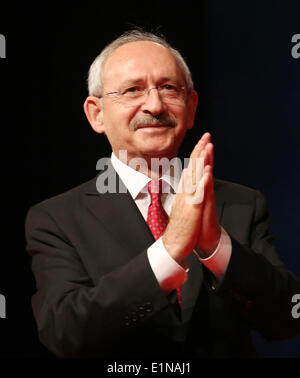 Essen, Germania. 07Th Giugno, 2014. Kemal Kilicdaroglu parte presidente del Turco partito CHP le onde a suoi sostenitori durante un pre-elettorale in caso di Essen, Germania, 07 giugno 2014. Kilicdaroglu vuole introdurre il suo socio-democtratic partito CHP a turchi che vivono in Germania. Foto: ROLAND WEIHRAUCH/dpa/Alamy Live News Foto Stock