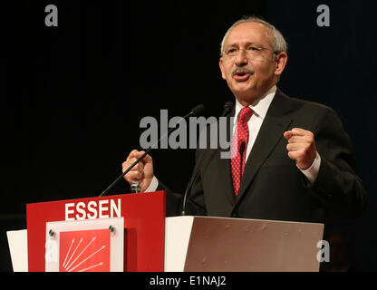 Essen, Germania. 07Th Giugno, 2014. Kemal Kilicdaroglu parte presidente del Turco partito CHP parla ai suoi sostenitori durante un pre-elettorale in caso di Essen, Germania, 07 giugno 2014. Kilicdaroglu vuole introdurre il suo socio-democtratic partito CHP a turchi che vivono in Germania. Foto: ROLAND WEIHRAUCH/dpa/Alamy Live News Foto Stock