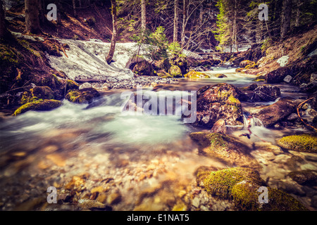 Vintage retrò hipster stile immagine di viaggio della cascata di Sibli-Wasserfall. Rottach-Egern, Baviera, Germania Foto Stock