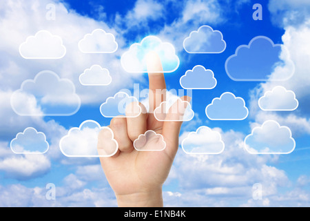 Il cloud computing concetto con mano donna Foto Stock