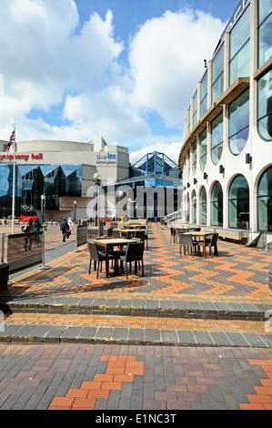 I tavoli e le sedie fuori del Repertory Theatre, Centenary Square, Birmingham, Inghilterra, Regno Unito, Europa occidentale. Foto Stock