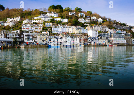 Vista panoramica guardando verso est attraverso est fiume Looe in Cornovaglia, Inghilterra Foto Stock