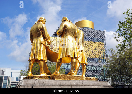 Statua di Boulton, Watt e Murdoch con la nuova libreria per la parte posteriore, Broad Street, Birmingham, Inghilterra, Regno Unito, Europa occidentale. Foto Stock