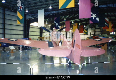 Il Curtiss P-40N Warhawk, un notevole aereo da caccia della seconda guerra mondiale, è esposto all'Air Museum di Kalamazoo, Michigan. La variante P-40N fu ampiamente utilizzata dalle forze aeree statunitensi nel Pacifico e nei teatri europei durante la seconda guerra mondiale. Foto Stock