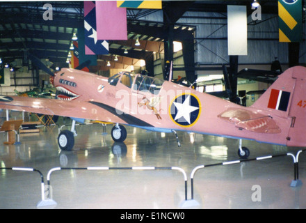 Il Curtiss P-40N Warhawk, esposto all'Air Museum di Kalamazoo, Michigan, era un aereo da combattimento chiave durante la seconda guerra mondiale. Noto per la sua versatilità, servì in numerosi teatri, dal Pacifico al Nord Africa. Foto Stock