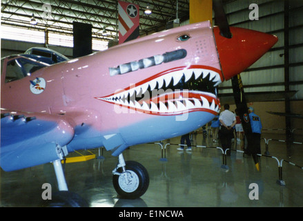 Il Curtiss P-40N Warhawk è un rinomato aereo da caccia della seconda guerra mondiale noto per la sua caratteristica arte del naso a bocca di squalo. Questo esempio, parte della collezione Charles M. Daniels, è conservato presso l'Air Museum di Kalamazoo, Michigan. Foto Stock