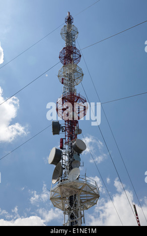 Torri di comunicazione su sfondo cielo Foto Stock