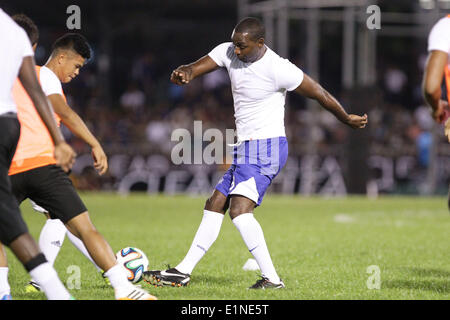 Makati, nelle Filippine. Il 7 giugno, 2014. Ex Manchester United player Andy Cole partecipa a scrimmage prima di una mostra gioco contro amatuer locale e i giocatori professionisti in Makati, ad est di Manila. Credito: Mark Fredesjed R. Cristino/Pacific Press/Alamy Live News Foto Stock