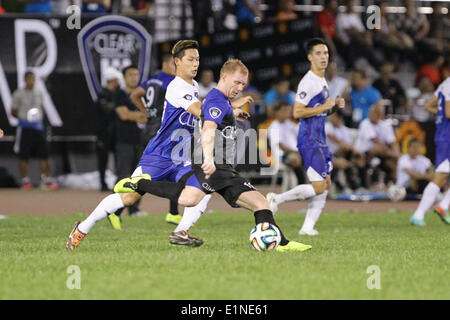 Makati, nelle Filippine. Il 7 giugno, 2014. Ex Manchester United player Paul Scholes offre una croce durante una mostra gioco contro amatuer locale e i giocatori professionisti in Makati, ad est di Manila. Credito: Mark Fredesjed R. Cristino/Pacific Press/Alamy Live News Foto Stock