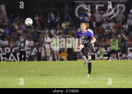 Makati, nelle Filippine. Il 7 giugno, 2014. Ex Manchester United player Paul Scholes offre una croce durante una mostra gioco contro amatuer locale e i giocatori professionisti in Makati, ad est di Manila. Credito: Mark Fredesjed R. Cristino/Pacific Press/Alamy Live News Foto Stock