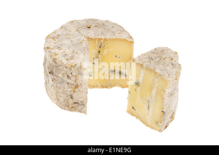 Round di formaggio blu con una fetta tagliata fuori offset e isolata contro bianco Foto Stock