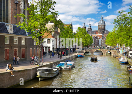 Canale di Amsterdam e la chiesa di San Nicola - Olanda Paesi Bassi Foto Stock