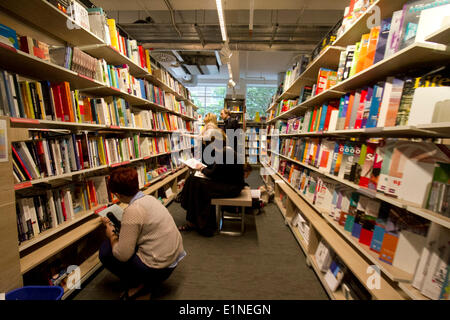 Londra REGNO UNITO. Il 7 giugno 2014. I clienti libri di navigazione presso l'inaugurazione della nuova ammiraglia Foyles prenota il credito del negozio: amer ghazzal/Alamy Live News Foto Stock