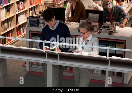 Londra REGNO UNITO. Il 7 giugno 2014. I clienti libri di navigazione presso l'inaugurazione della nuova ammiraglia Foyles prenota il credito del negozio: amer ghazzal/Alamy Live News Foto Stock