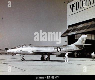 Il McDonnell XF-88 Voodoo era un prototipo di caccia a reazione statunitense sviluppato per missioni di ricognizione ad alta velocità. L'aereo era alimentato da un motore Westinghouse J34 ed era un precursore dei successivi modelli Voodoo. Foto Stock