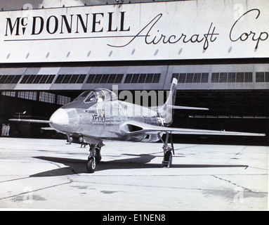 Il McDonnell XF-88 Voodoo era un caccia sperimentale sviluppato negli anni '1940 Destinato come intercettore a lungo raggio per la U.S. Air Force, l'XF-88 era alimentato dal motore turbogetto Westinghouse J34. Anche se non entrò in produzione, il Voodoo influenzò i futuri progetti di aerei, tra cui l'F-101 Voodoo. Foto Stock