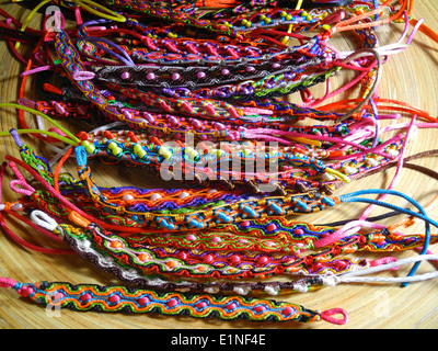 Bracciali di perline in fiera il colorato di perline braccialetti sono in vendita presso la fiera. Foto Stock
