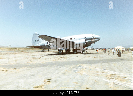 Il Curtiss C-46F Commando era un aereo da trasporto ampiamente utilizzato durante la seconda guerra mondiale, noto per il suo design robusto e la grande capacità di carico, era vitale per fornire rifornimenti alle aree con piste di atterraggio limitate. Foto Stock