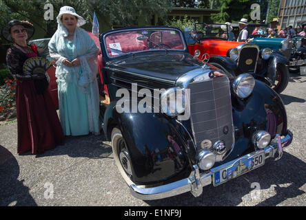 Zegreb, Croazia. Il 7 giugno, 2014. Due donne croate stare accanto a una Mercedes-Benz vintage auto durante la XXIX Zagreb Oldtimer Rally a Zagabria, Croazia, 7 giugno 2014. Più di 100 auto d'epoca e motorcyles sono state messe in mostra qui per il rally prenderà il via sabato. © Miso Lisanin/Xinhua/Alamy Live News Foto Stock