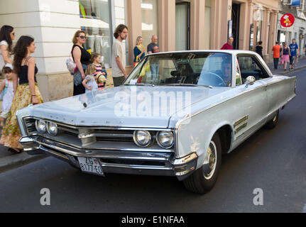 Zegreb, Croazia. Il 7 giugno, 2014. Un vintage auto corre in una strada durante la XXIX Zagreb Oldtimer Rally a Zagabria, Croazia, 7 giugno 2014. Più di 100 auto d'epoca e motorcyles sono state messe in mostra qui per il rally prenderà il via sabato. © Miso Lisanin/Xinhua/Alamy Live News Foto Stock