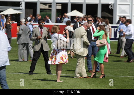 Spettatori tradizionalmente travolgere le punte durante la metà del tempo a Chestertons polo nel parco 2014 Foto Stock