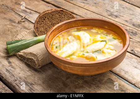 Nazionali ucraine zuppa con galushky. Minestra con gnocchi in ceramica ciotola fatta in casa. Foto Stock